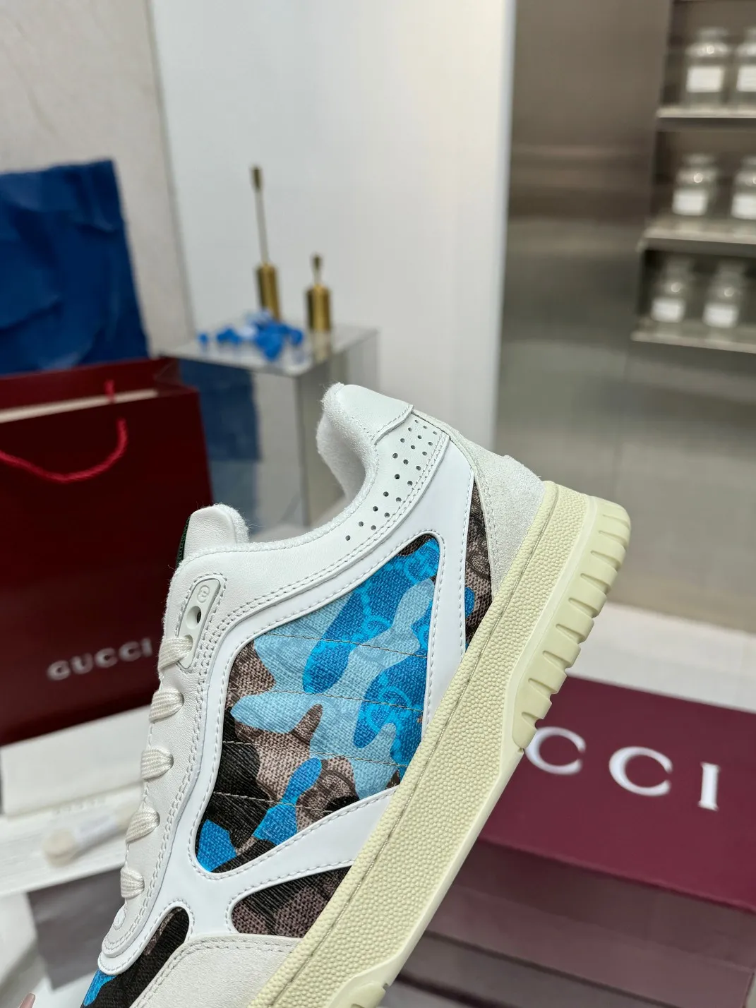 Men's Men's Shoes 💰640 Gucci Gucci's latest hot-selling series of high and low-top distressed couple sneakers are shipped. The originals are purchased, developed and manufactured. This high-low top sneaker adopts a basketball-style silhouette design, cleverly integrated with hollow panels and distressed effects, showing its unique ingenuity. The ingenuity incorporates brand logo details such as interlocking Double G styling accessories and Gucci lettering, a low-key tribute to the brand's design heritage.  ▪️ Fabric: Original customized imported first-layer cowhide ▪️ Lining: Sweat-absorbent and deodorant towel lining ▪️ Sole: Original molded TPU sole ▪️ Sole thickness: 3cm ▪️ Size: Male 39-46 (Male 38 46 customized)